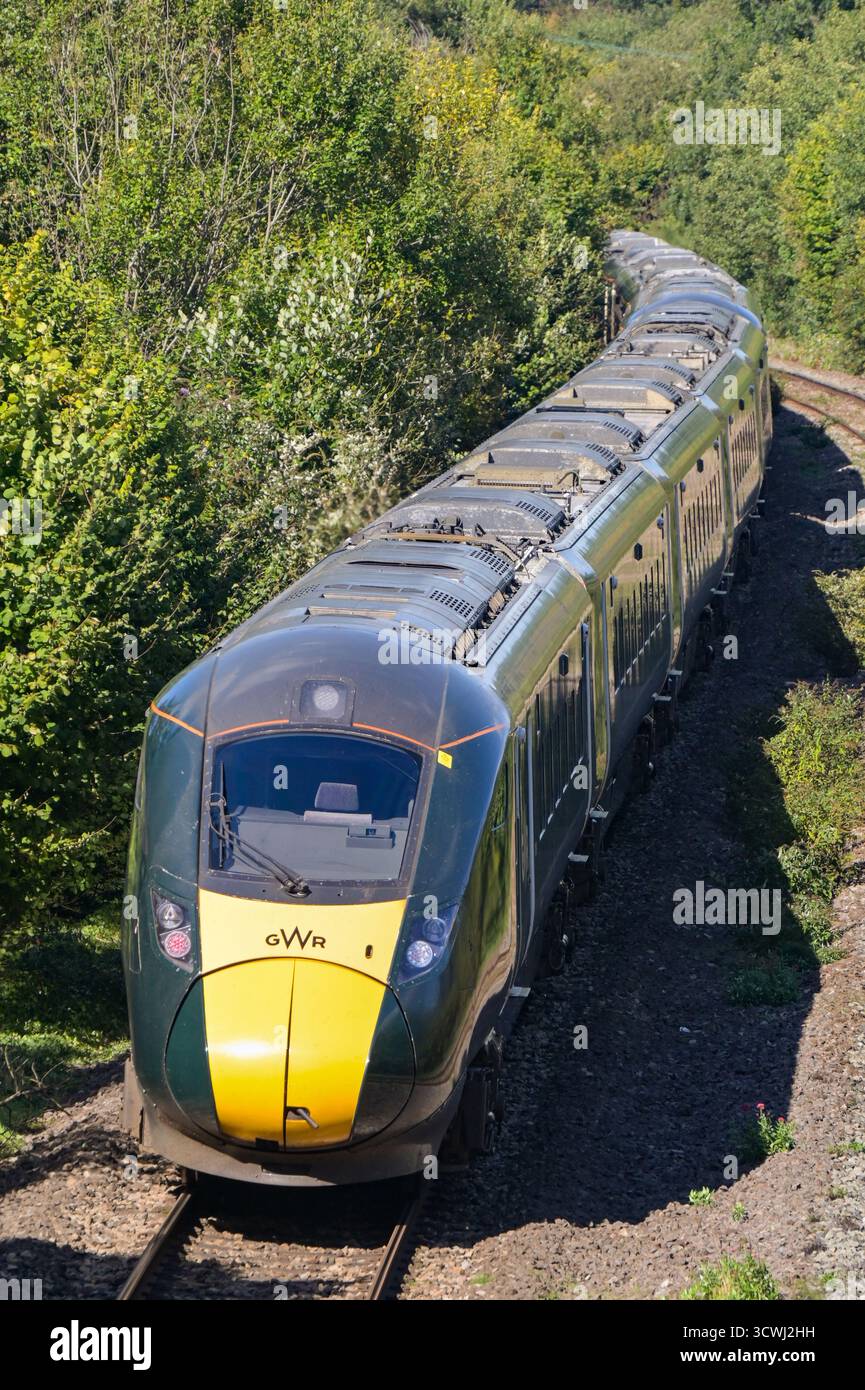Cardiff, Wales, Vereinigtes Königreich - 23. September 2025: Hochgeschwindigkeitszug der Klasse 800, der von der Great Western Railway GWR auf der Hauptstrecke nach Swansea fährt Stockfoto