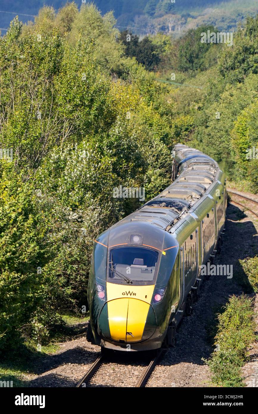 Cardiff, Wales, Vereinigtes Königreich - 23. September 2025: Hochgeschwindigkeitszug der Klasse 800, der von der Great Western Railway GWR auf der Hauptstrecke nach Swansea fährt Stockfoto