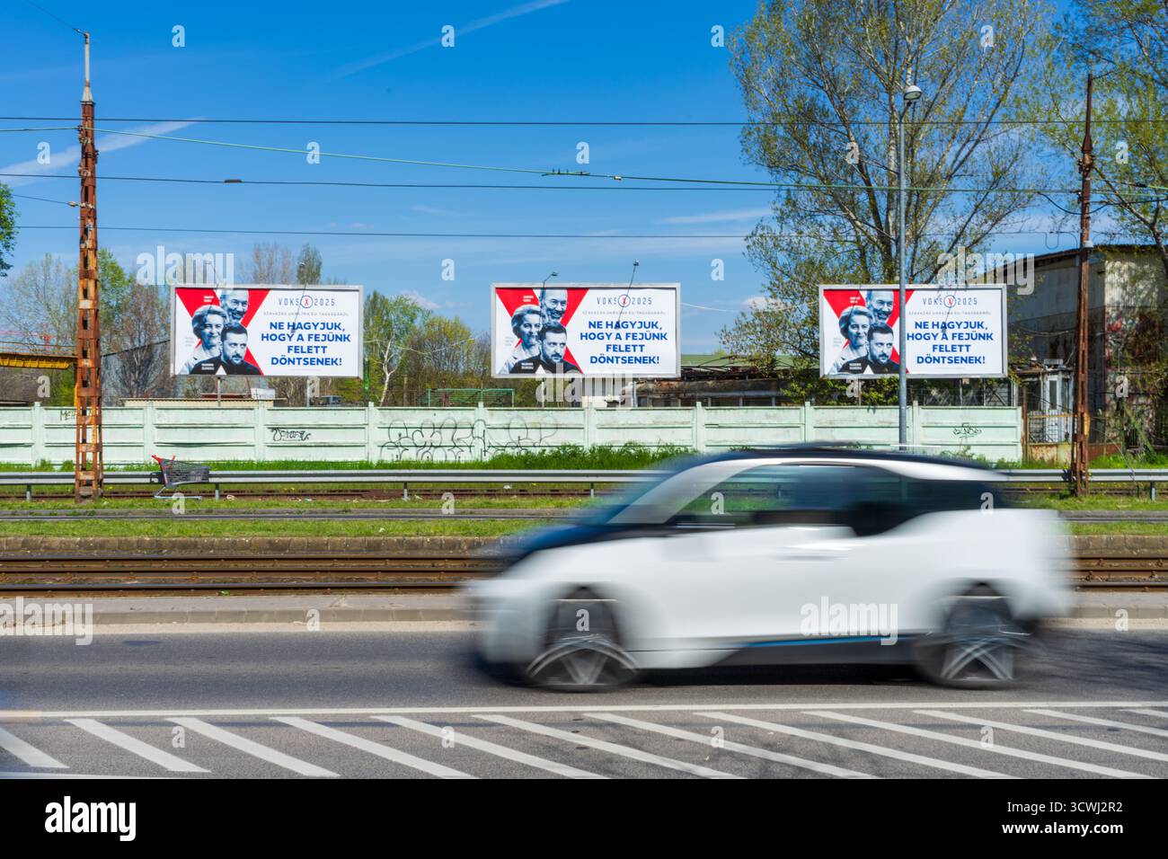 Auf der Plakatwand der Regierung in Budapest steht „99% NEIN zu genetisch verändertem ukrainischem Getreide“ als Teil der nationalen Konsultationskampagne. Stockfoto