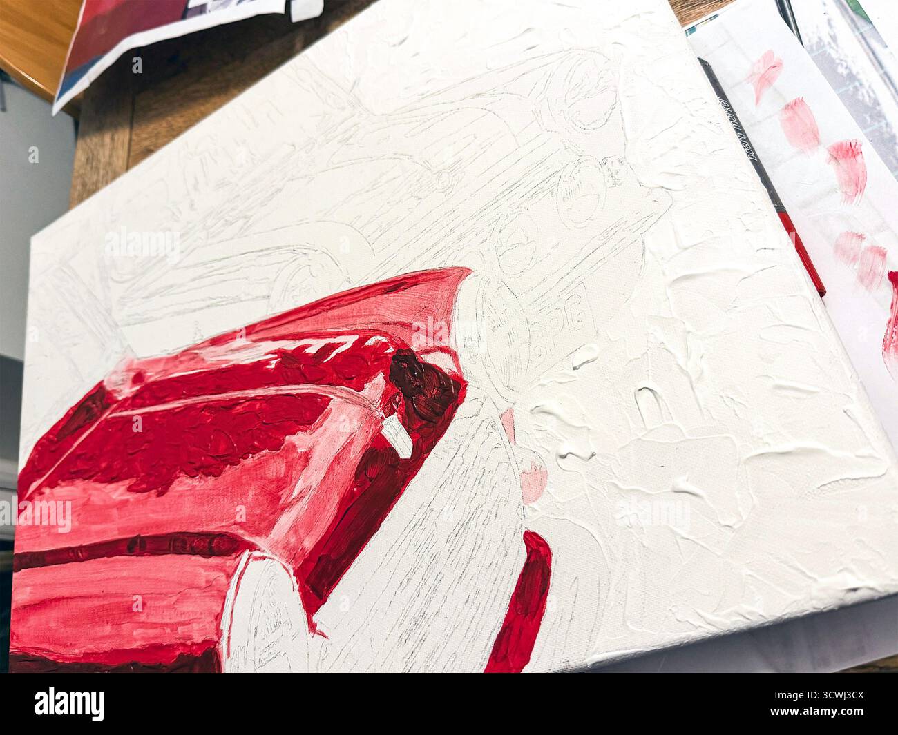 Nahaufnahme einer Leinwand, die ein unvollendetes Acrylbild eines roten Miniwagens mit sichtbaren Pinselstrichen und Strukturdetails zeigt. Vorbereitung der Skizzenunterlage - Smartphone-aufgenommenes Stockfoto