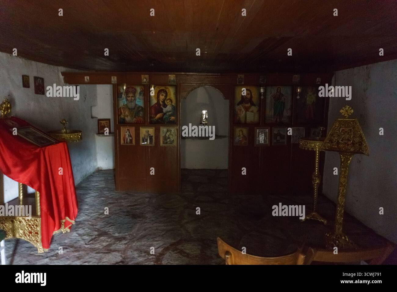 In einer alten orthodoxen Kapelle in der Vikos-Schlucht in der Region Zagoria im Pindus-Gebirge, Epirus, Griechenland Stockfoto