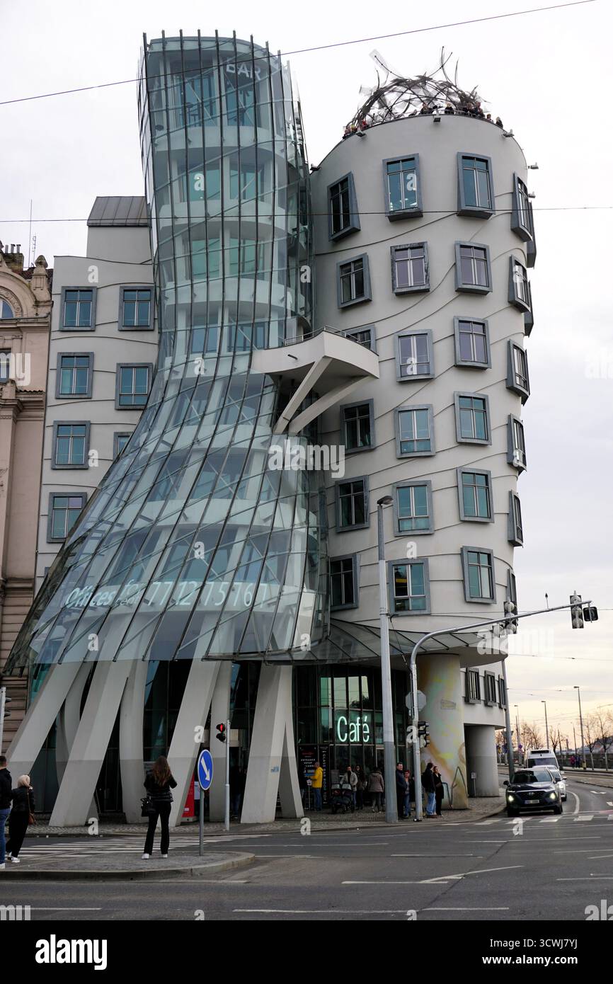 Vertikaler Blick auf das Tanzende Haus (Tancici Dum), ein Wahrzeichen moderner Architektur von Frank Gehry an der Moldau Uferpromenade, Prag, Tschechische Republik Stockfoto