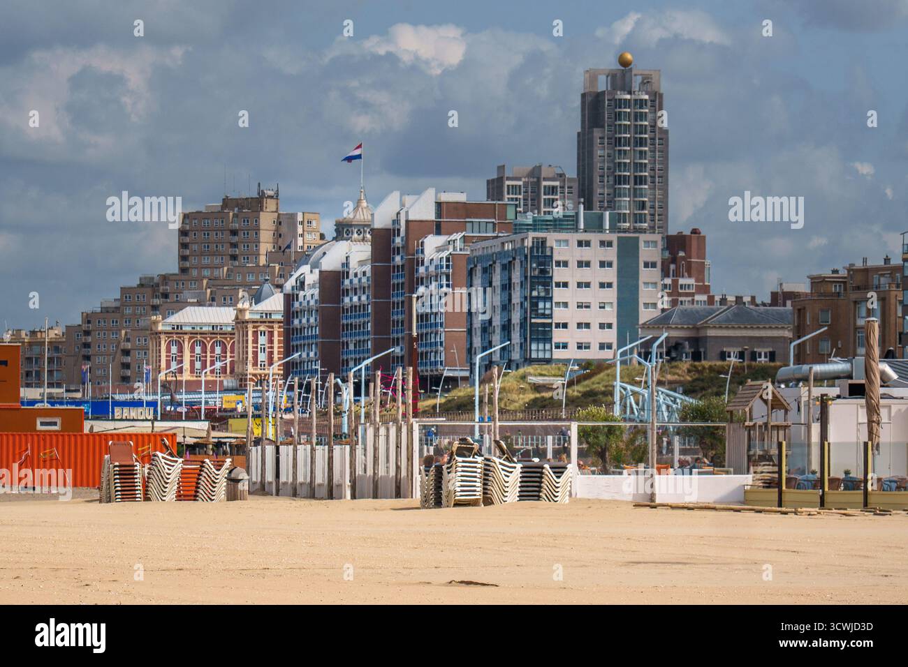 Scheveningen Beach Skyline Holländische Architektur Sommer. Urbanes Strandpanorama mit modernen und historischen Gebäuden im Haager Stadtteil Scheveningen, Nether Stockfoto