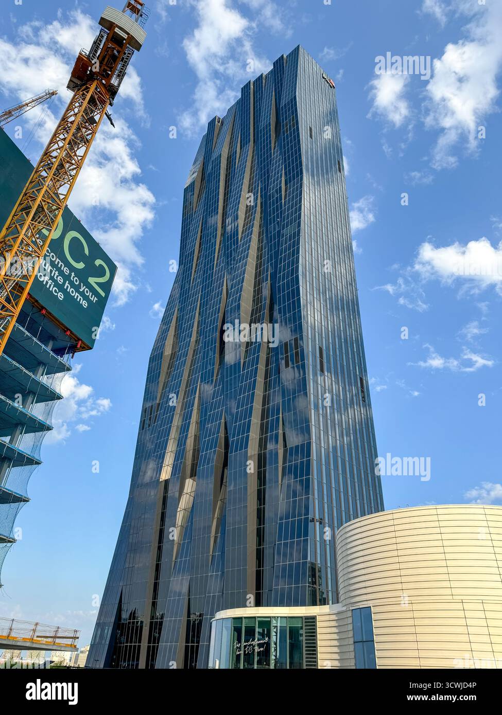 Der Wolkenkratzer DC Tower 1 in Donau City reflektiert das Abendsonnenlicht über der Donau, ein Wahrzeichen des modernen Wien. Stockfoto