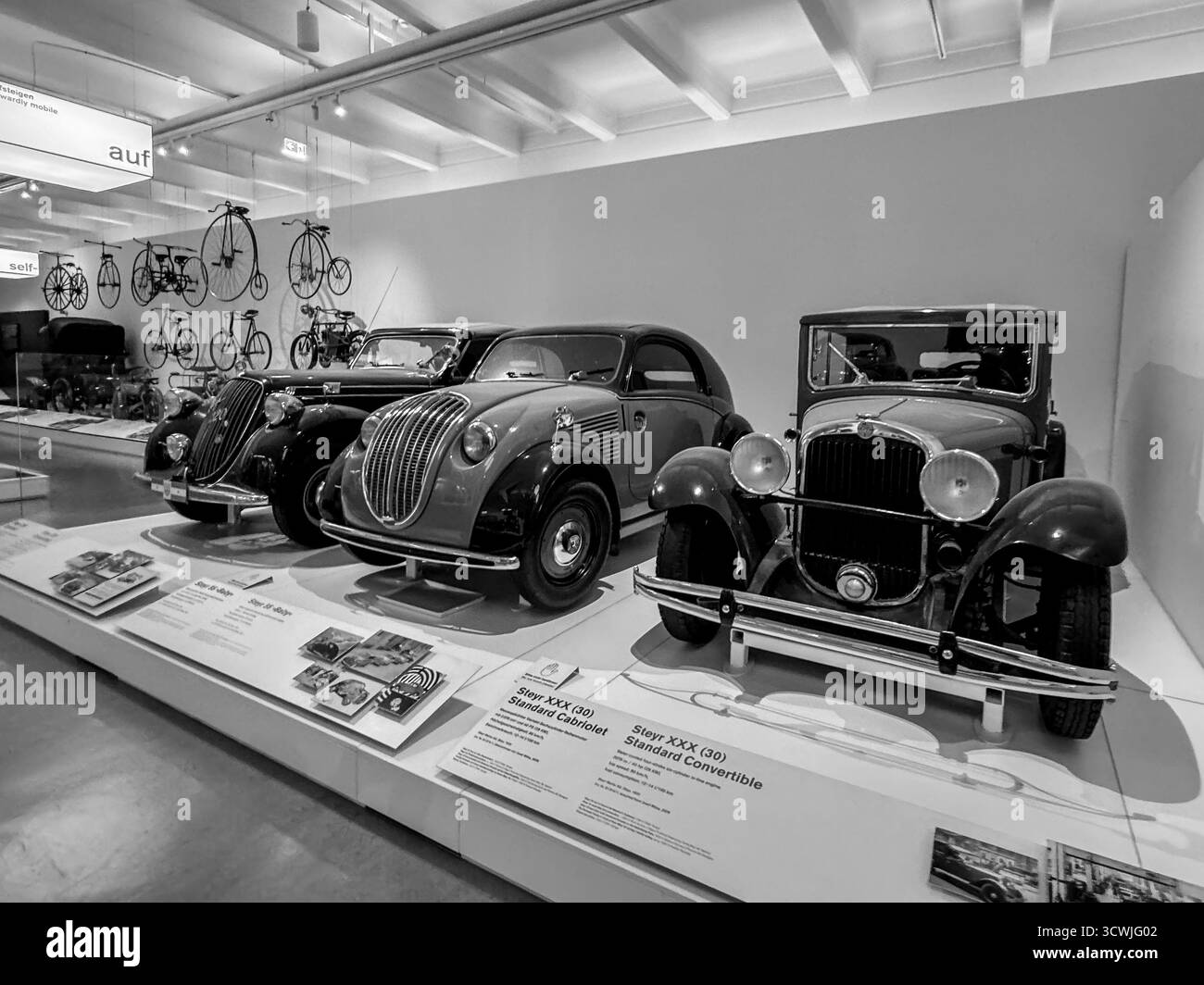 Ausstellungen im Technischen Museum Wien mit historischen Fahrzeugen, Motoren, Maschinen und moderner Technik. Stockfoto