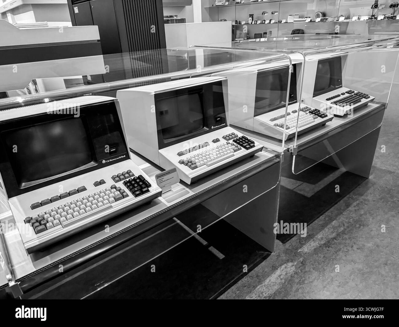 Ausstellungen im Technischen Museum Wien mit historischen Fahrzeugen, Motoren, Maschinen und moderner Technik. Stockfoto