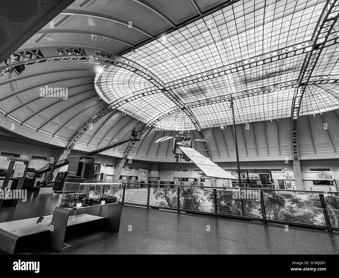 Ausstellungen im Technischen Museum Wien mit historischen Fahrzeugen, Motoren, Maschinen und moderner Technik. Stockfoto