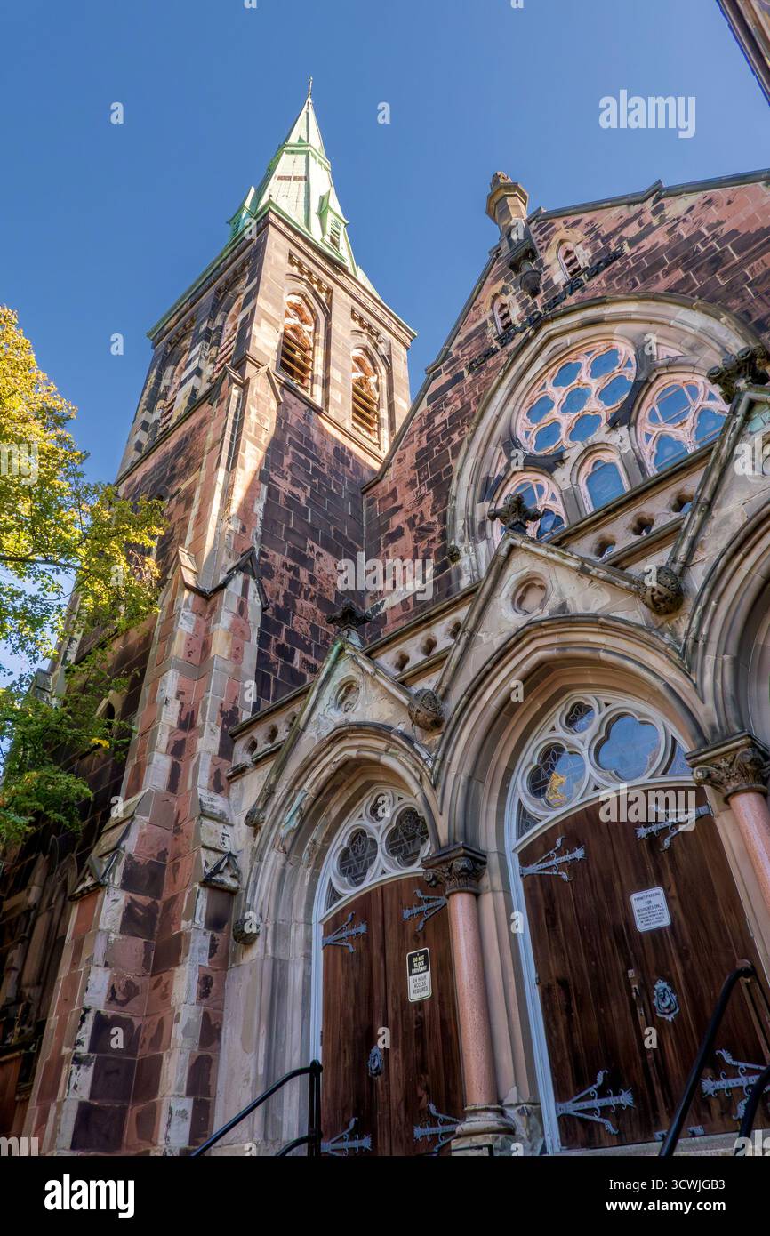 Saint John, NB - CA - 30. September 2025 die St. Andrew and St. David United Church, die ihre Backsteinfassade, die gebogenen Eingänge und den Turm vor einem B hervorhebt Stockfoto