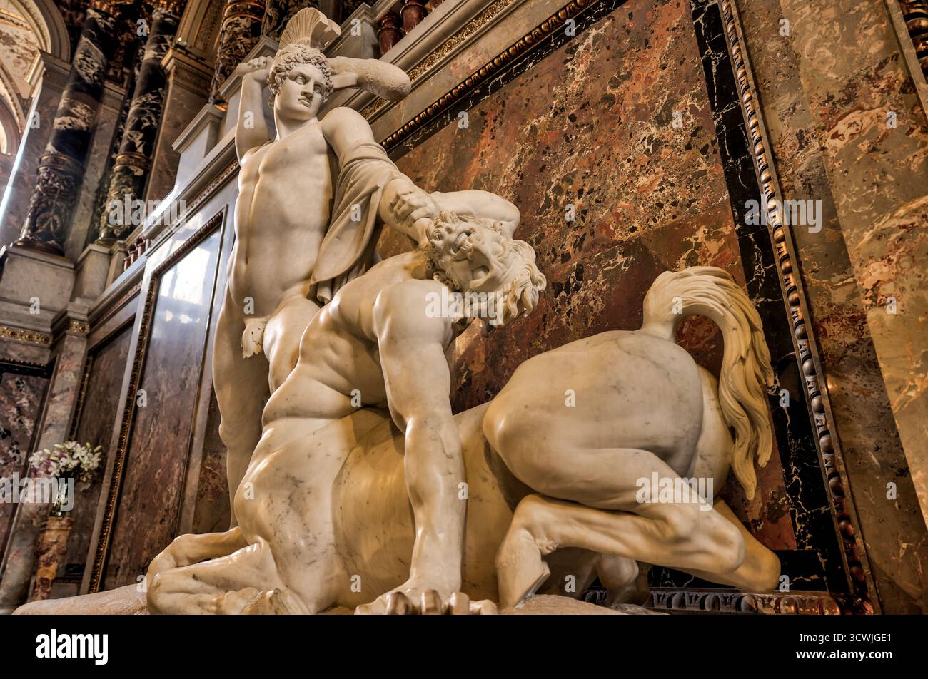 Marmorskulptur Theseus besiegt den Zentauren (1805–1819) von Antonio Canova, neoklassizistisches Meisterwerk im Kunsthistorischen Museum Wien Stockfoto