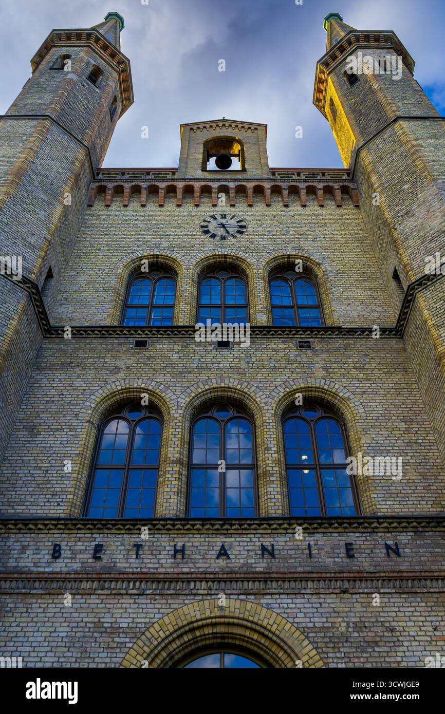 Flacher Blick auf die historische Fassade der Bethanienkirche in Kreuzberg, Berlin, ein Wahrzeichen der Architektur des 19. Jahrhunderts Stockfoto