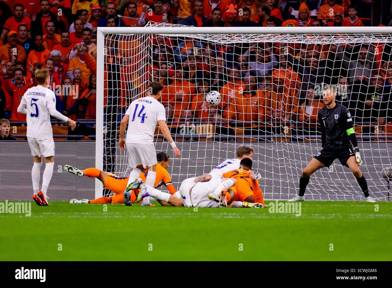 Amsterdam: Virgil van Dijk aus den Niederlanden erzielte 2-0 während der europäischen Qualifikationsrunde am Spieltag 8 2025/2026. Das Spiel findet am 12. Oktober 2025 in der Johan Cruyff Arena in Amsterdam statt. (VK Sportphoto/Raymond Smit) Stockfoto