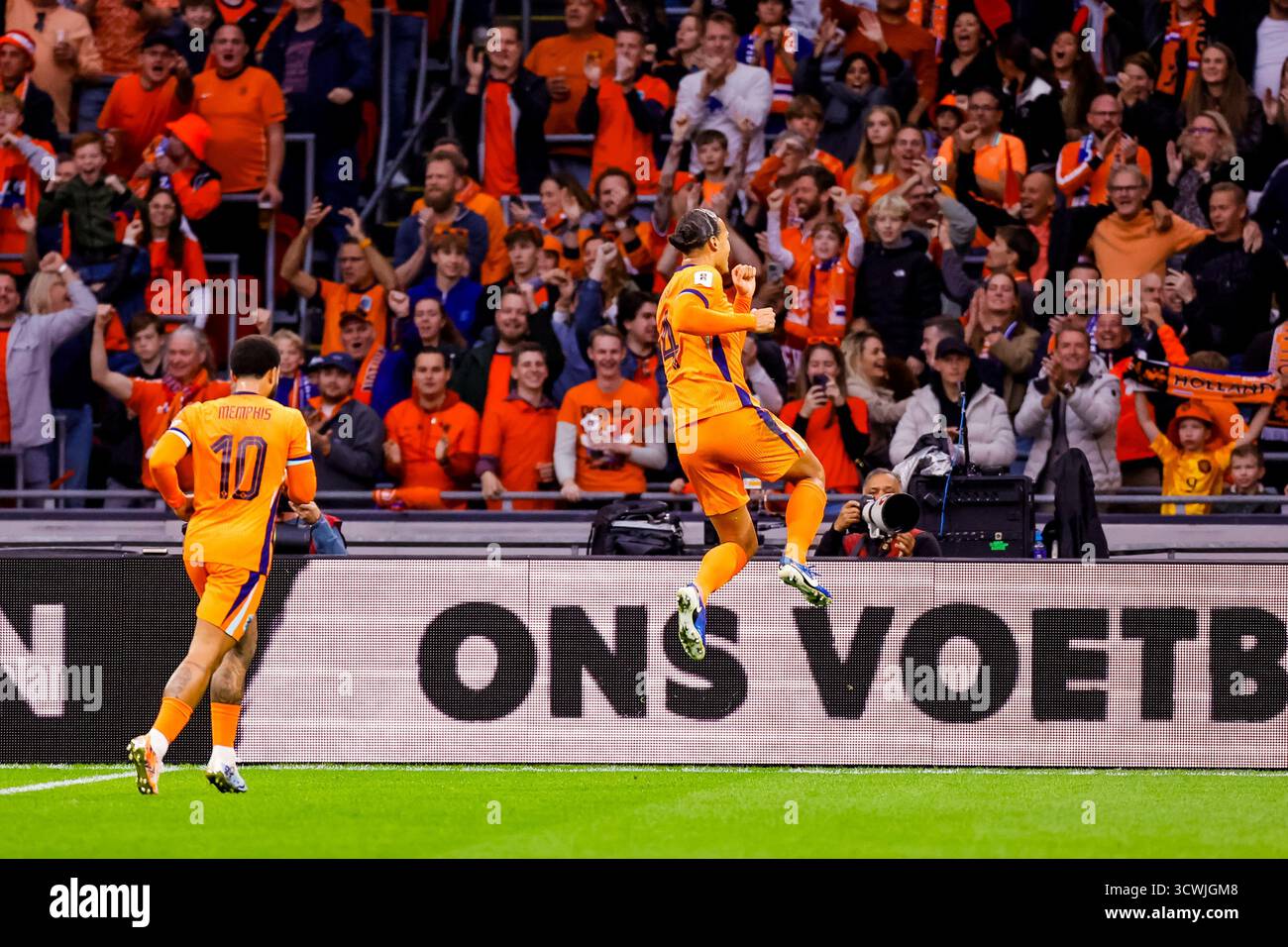 Amsterdam - Virgil van Dijk aus den Niederlanden feiert das 2-0 während der europäischen Qualifikationsrunde am Spieltag 8 2025/2026. Das Spiel findet am 12. Oktober 2025 in der Johan Cruyff Arena in Amsterdam statt. (VK Sportphoto/Raymond Smit) Stockfoto