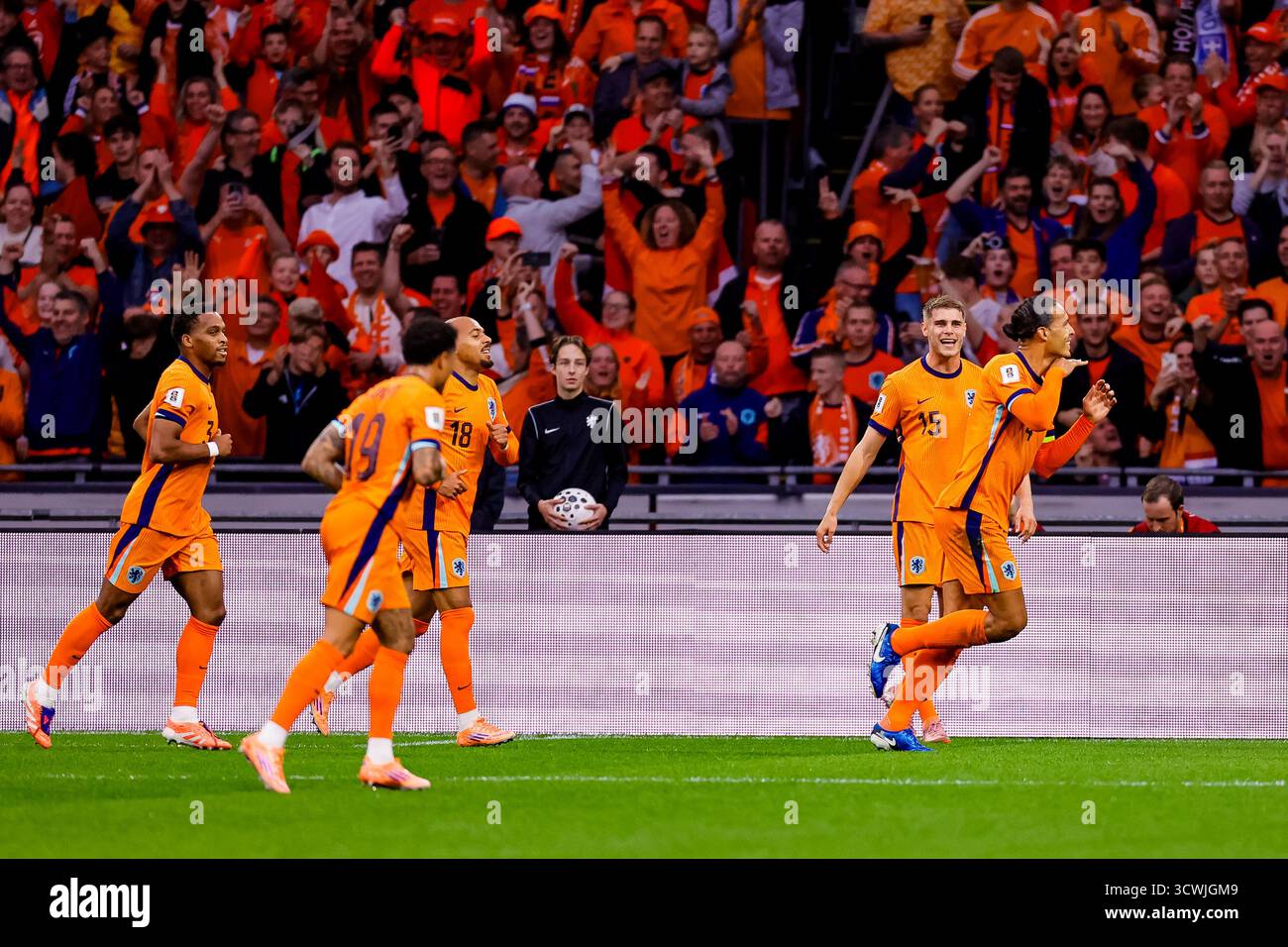 Amsterdam - Virgil van Dijk aus den Niederlanden feiert das 2-0 während der europäischen Qualifikationsrunde am Spieltag 8 2025/2026. Das Spiel findet am 12. Oktober 2025 in der Johan Cruyff Arena in Amsterdam statt. (VK Sportphoto/Raymond Smit) Stockfoto