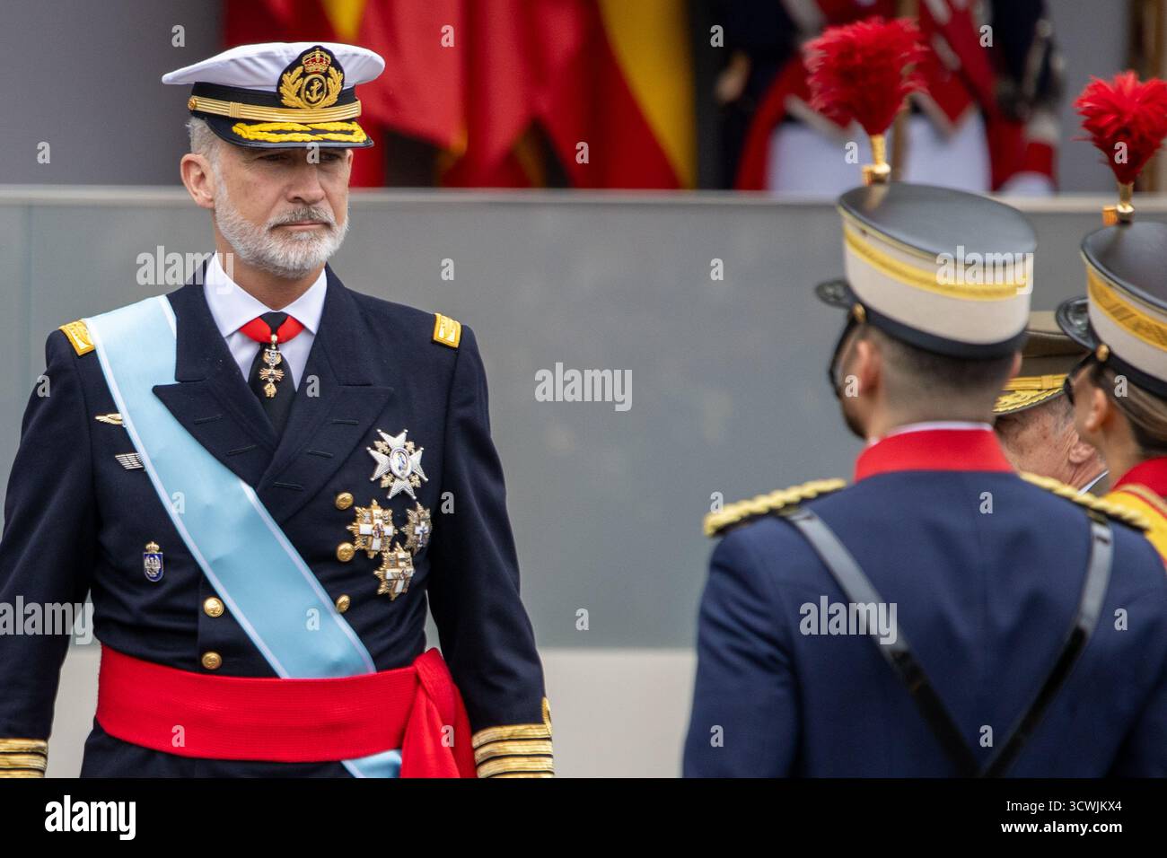 Madrid, Spanien. Oktober 2025. König Felipe VI. Wurde während der Streitkräfteparade am 12. Oktober, dem Nationalfeiertag, von König Felipe VI., Königin Letizia, ihren Töchtern Leonor de Borbón, Prinzessin von Asturien, und Infantin Sofía de Borbón gesehen. Quelle: D. Canales Carvajal/Alamy Live News Stockfoto