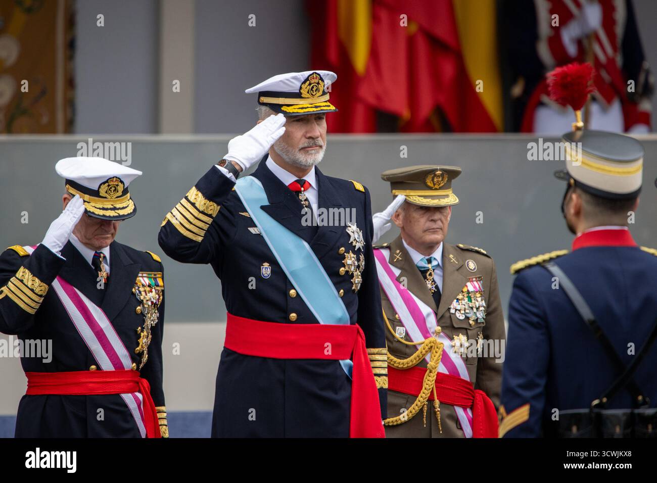 Madrid, Spanien. Oktober 2025. König Felipe VI. Wurde während der Streitkräfteparade am 12. Oktober, dem Nationalfeiertag, von König Felipe VI., Königin Letizia, ihren Töchtern Leonor de Borbón, Prinzessin von Asturien, und Infantin Sofía de Borbón gesehen. Quelle: D. Canales Carvajal/Alamy Live News Stockfoto