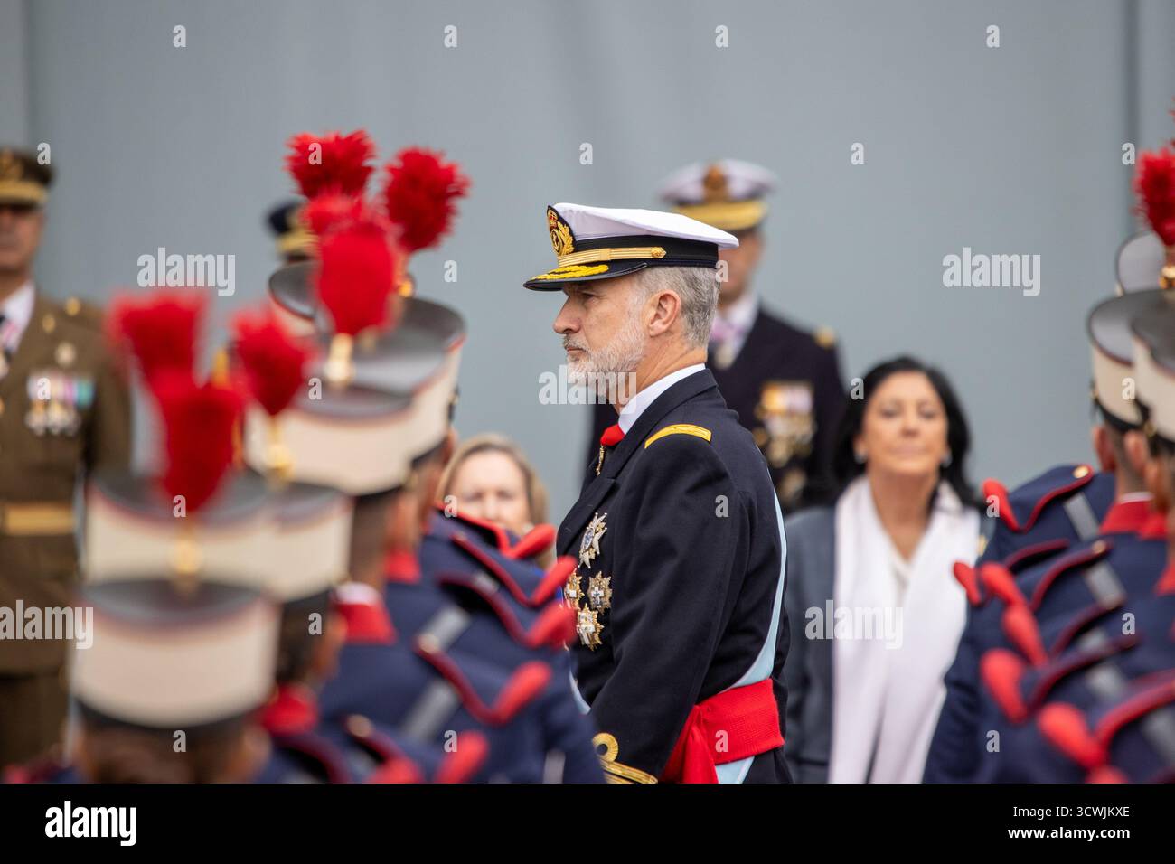 Madrid, Spanien. Oktober 2025. König Felipe VI. Wurde während der Streitkräfteparade am 12. Oktober, dem Nationalfeiertag, von König Felipe VI., Königin Letizia, ihren Töchtern Leonor de Borbón, Prinzessin von Asturien, und Infantin Sofía de Borbón gesehen. Quelle: D. Canales Carvajal/Alamy Live News Stockfoto