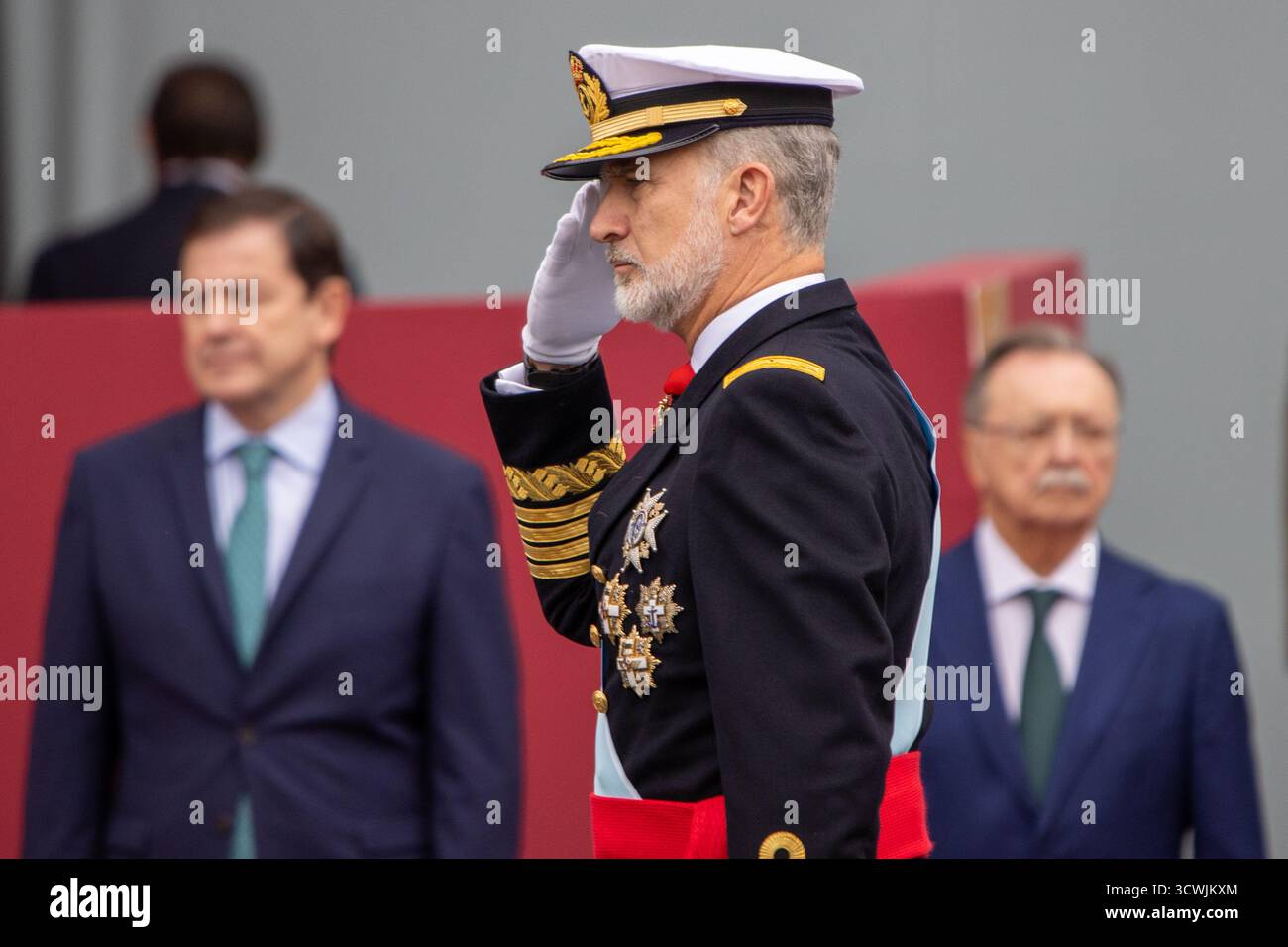 Madrid, Spanien. Oktober 2025. König Felipe VI. Wurde während der Streitkräfteparade am 12. Oktober, dem Nationalfeiertag, von König Felipe VI., Königin Letizia, ihren Töchtern Leonor de Borbón, Prinzessin von Asturien, und Infantin Sofía de Borbón gesehen. Quelle: D. Canales Carvajal/Alamy Live News Stockfoto