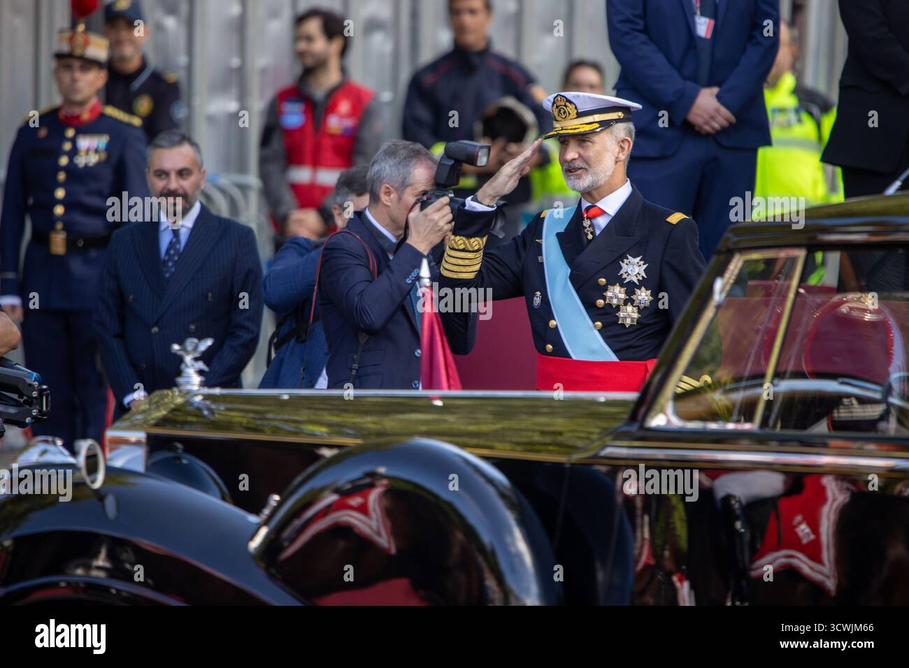 Madrid, Spanien. Oktober 2025. König Felipe VI. Wurde während der Streitkräfteparade am 12. Oktober, dem Nationalfeiertag, von König Felipe VI., Königin Letizia, ihren Töchtern Leonor de Borbón, Prinzessin von Asturien, und Infantin Sofía de Borbón gesehen. Quelle: D. Canales Carvajal/Alamy Live News Stockfoto