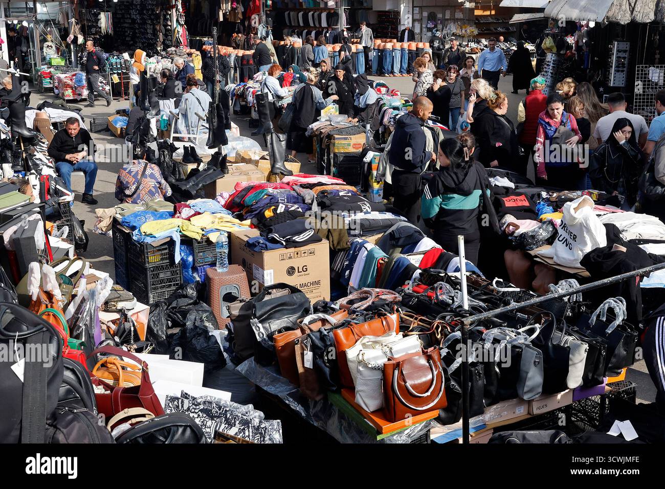 Kleidermarkt im Bahnhofsviertel von Tiflis, Georgien Stockfoto