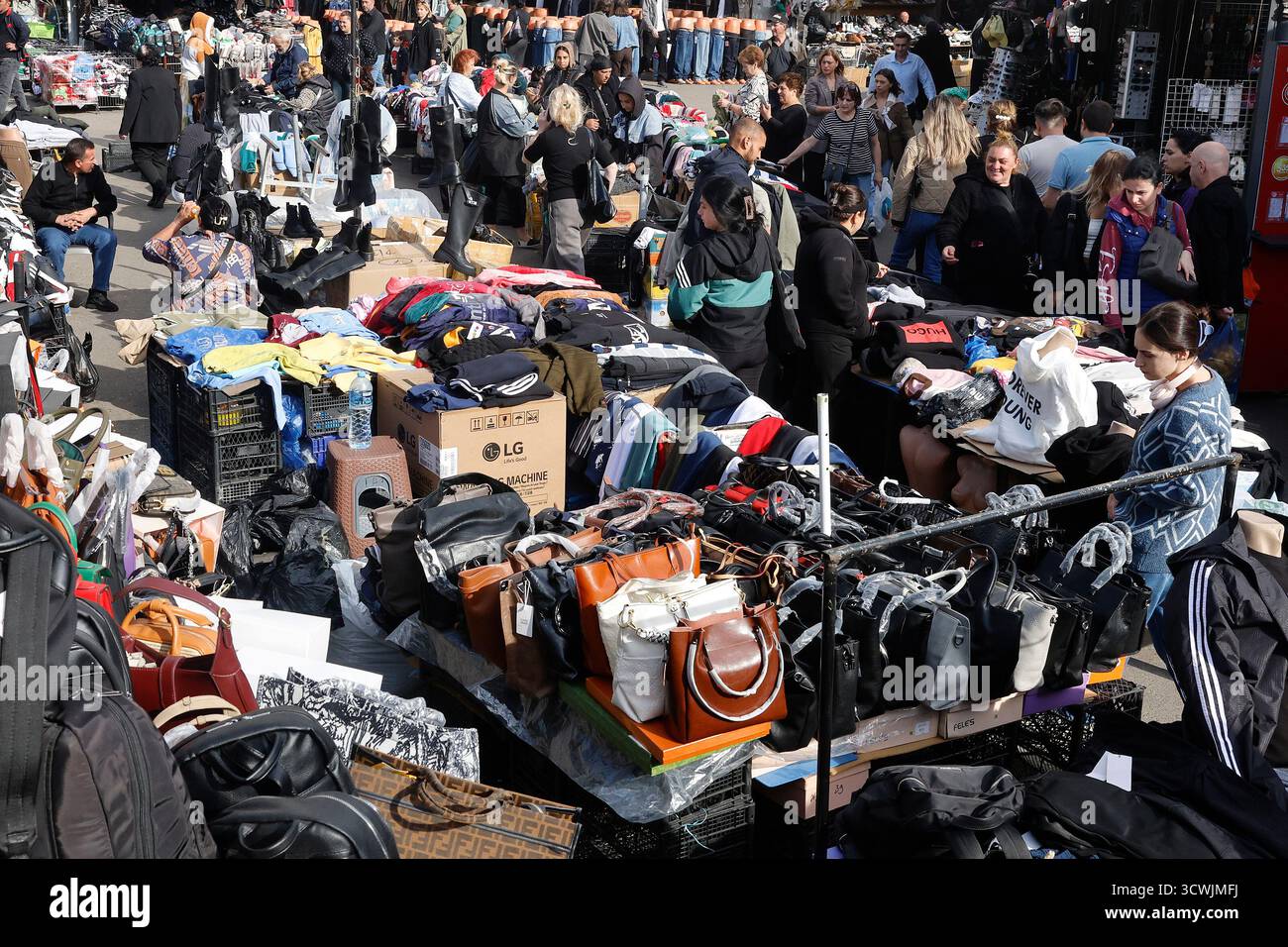 Kleidermarkt im Bahnhofsviertel von Tiflis, Georgien Stockfoto
