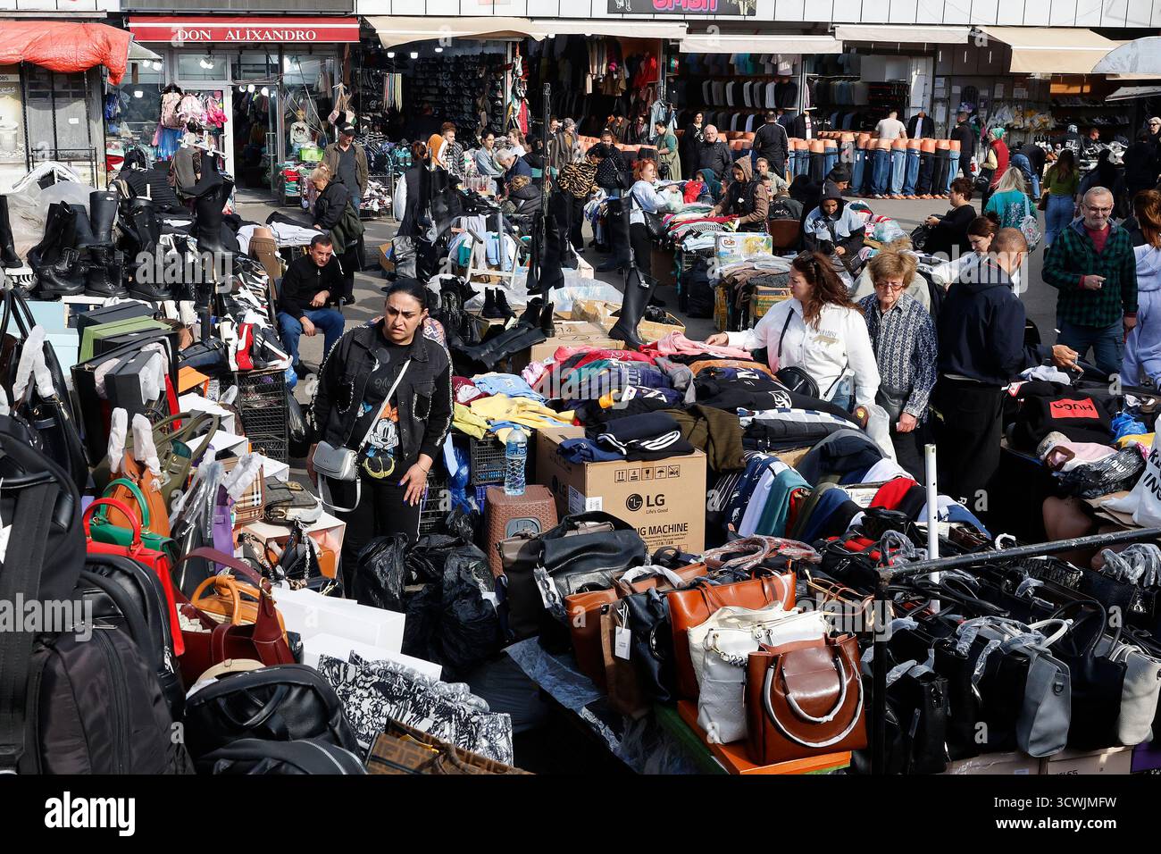 Kleidermarkt im Bahnhofsviertel von Tiflis, Georgien Stockfoto