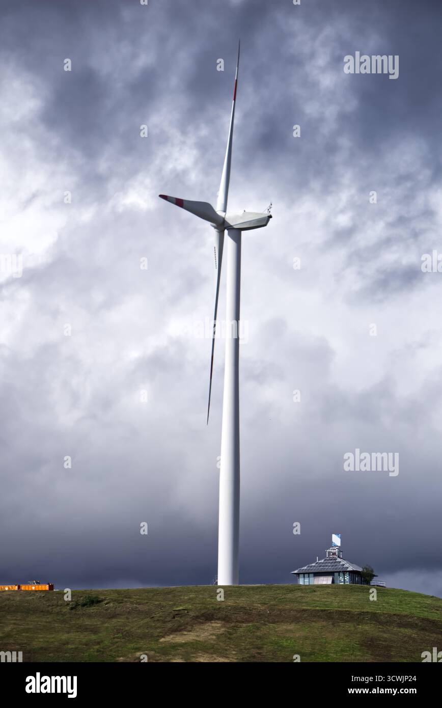 Windturbine an einem bewölkten Tag Stockfoto