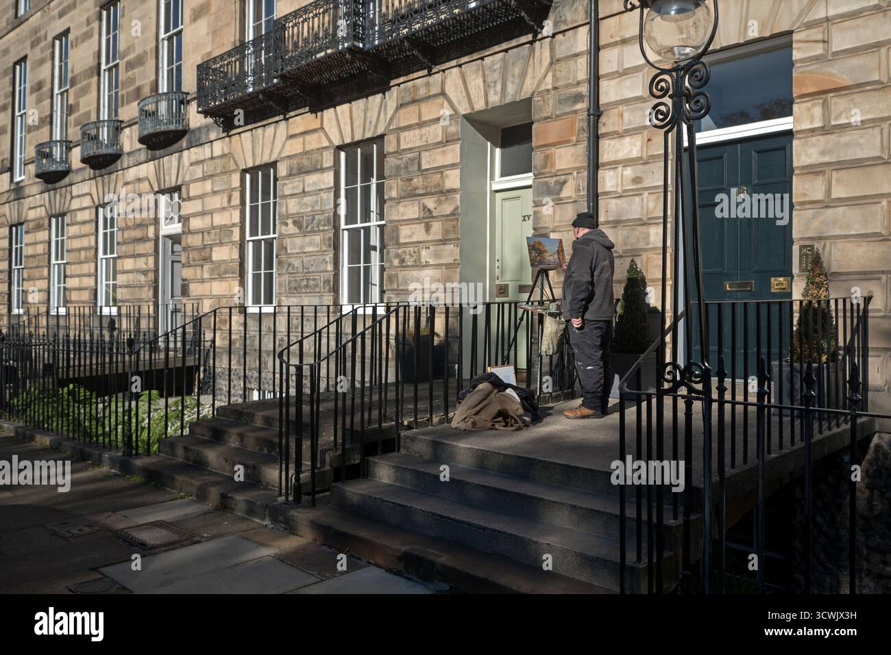 Künstler malen an seiner Staffelei unter freiem Himmel am Abercromby Place in Edinburghs New Town. Stockfoto
