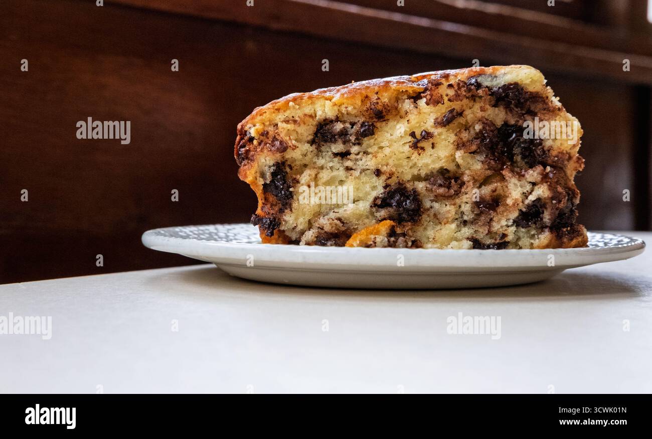 Genießen Sie ein Stück Schokoladenchips Scone, Eine süße Leckerei für einen herrlichen Moment. Stockfoto