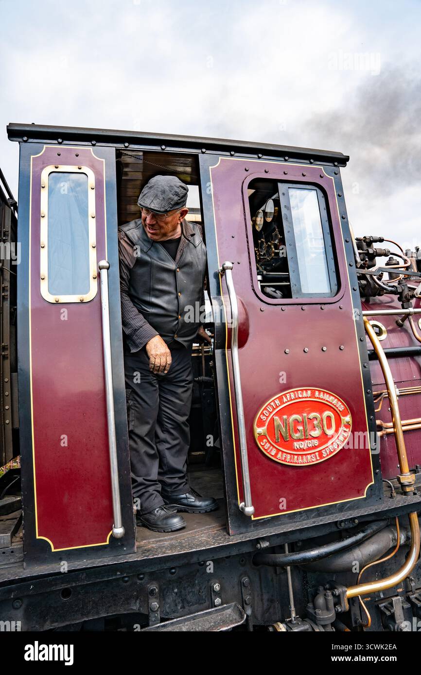 Dampfzugführer im Fahrerhaus der alten Lokomotive NG120 Stockfoto