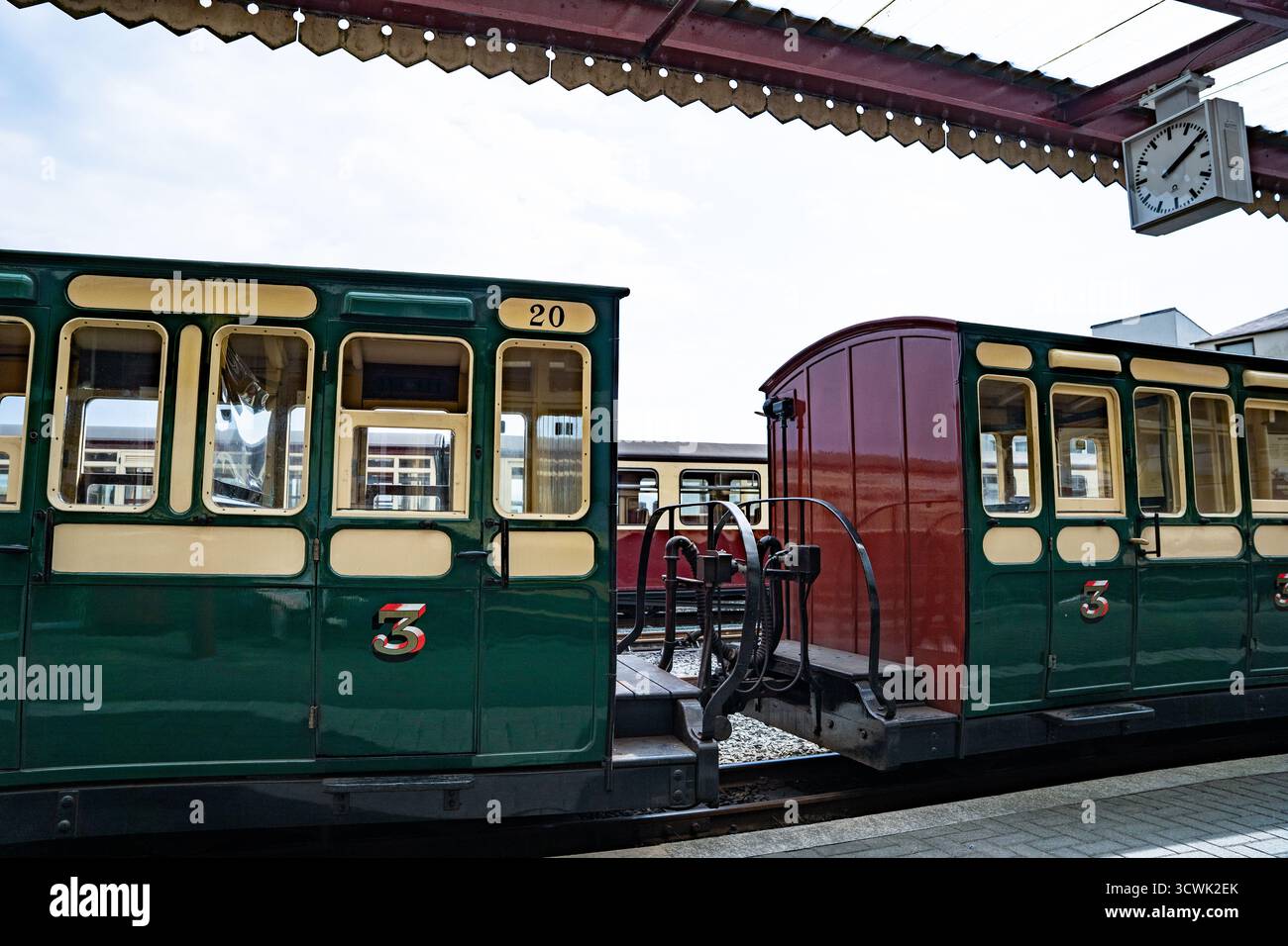 Historische grüne Eisenbahnwaggons am Bahnsteig des historischen Bahnhofs mit viktorianischem Vordach Stockfoto