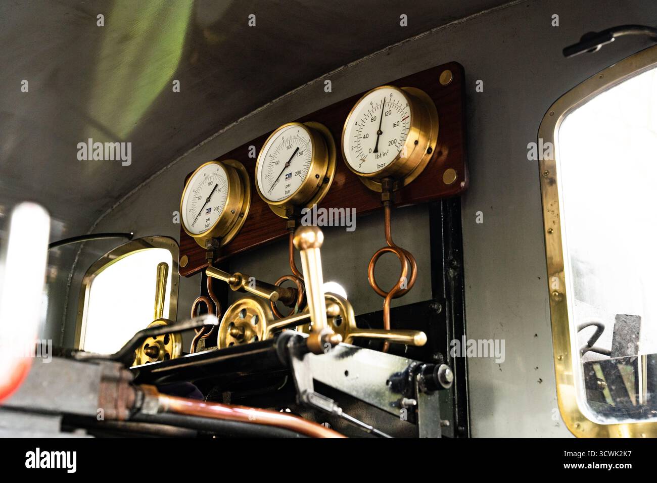 Innenraum der Vintage-Dampflokomotive mit Messingmanometer und Bedienelementen Stockfoto