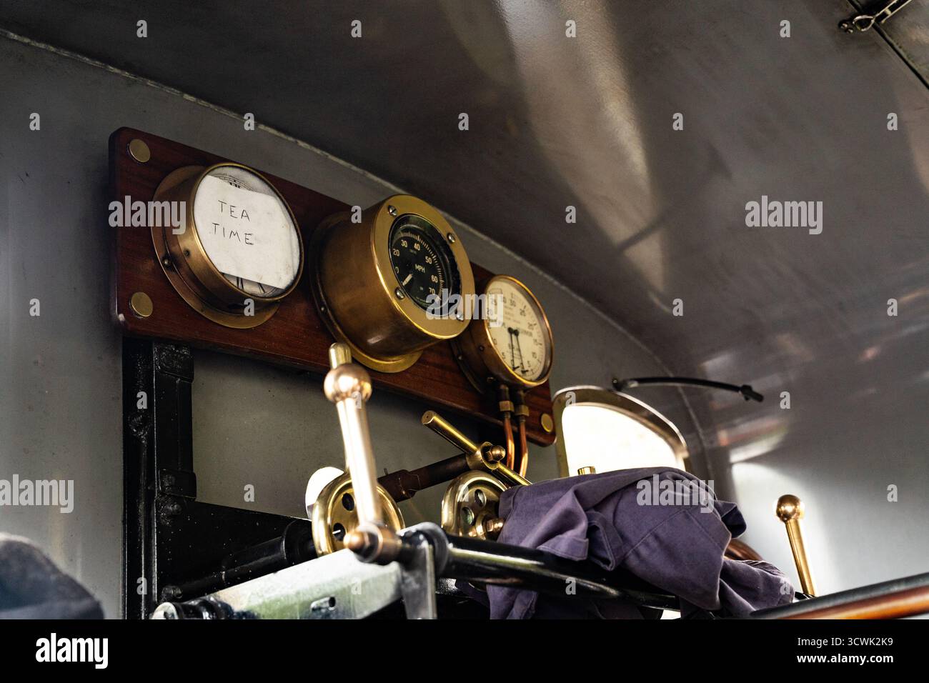 Fahrerhaus mit Vintage-Dampfmotor, Messinganzeigen und Bedienelemente einschließlich Teezeitanzeige Stockfoto