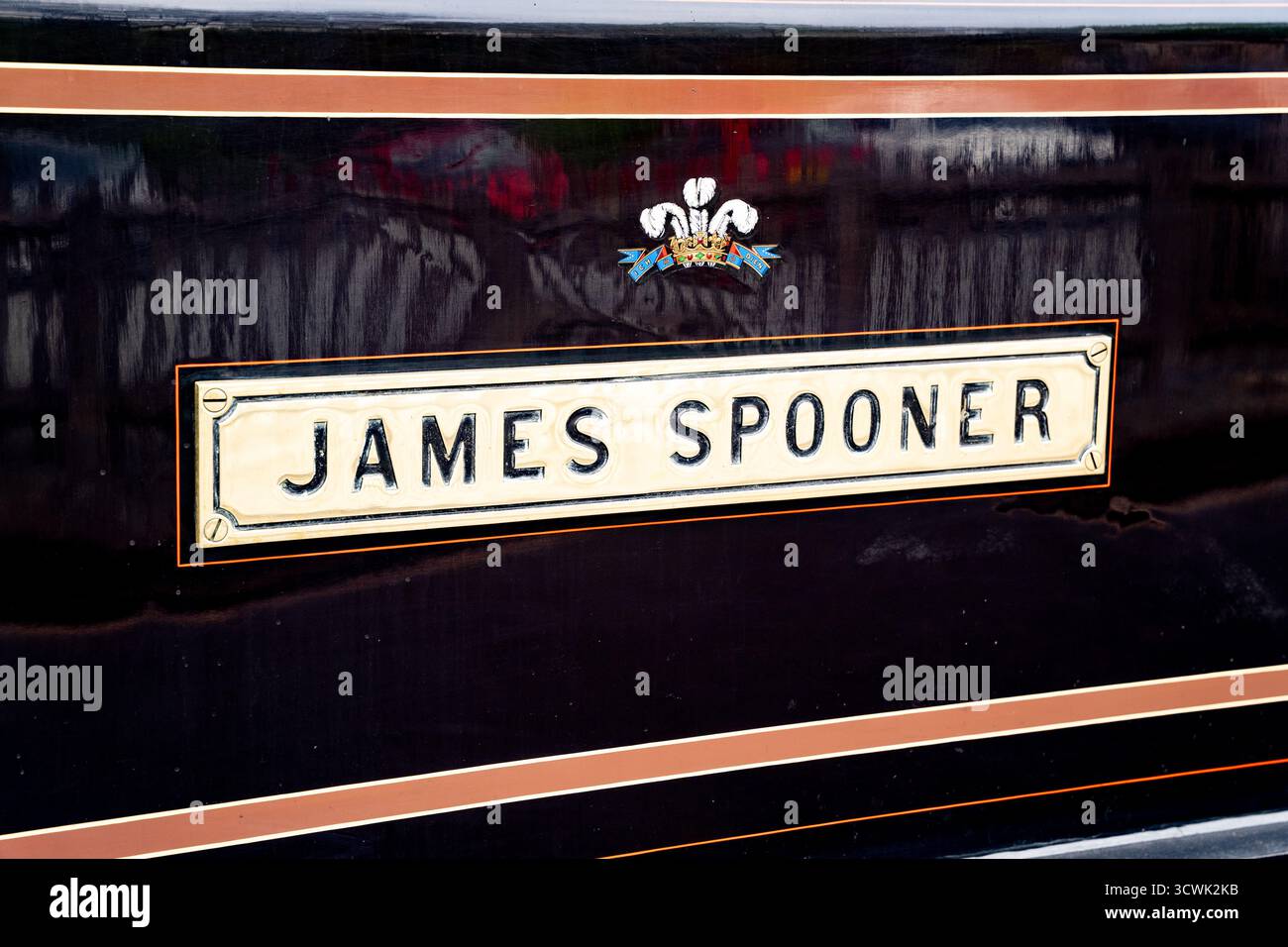 Das Namensschild der Dampflokomotive „James Spooner“ mit dem Federwappen des Prinzen von Wales auf dunkelgrünem Motor Stockfoto