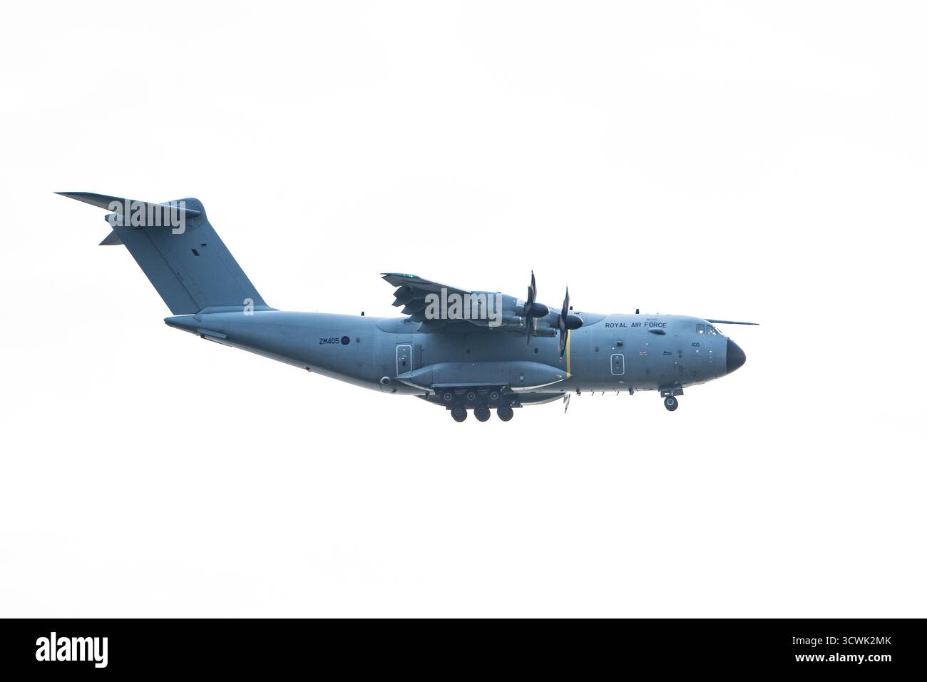 Die Royal Air Force A400M Atlas transportiert Militärflugzeuge im Flug gegen den weißen Himmel Stockfoto