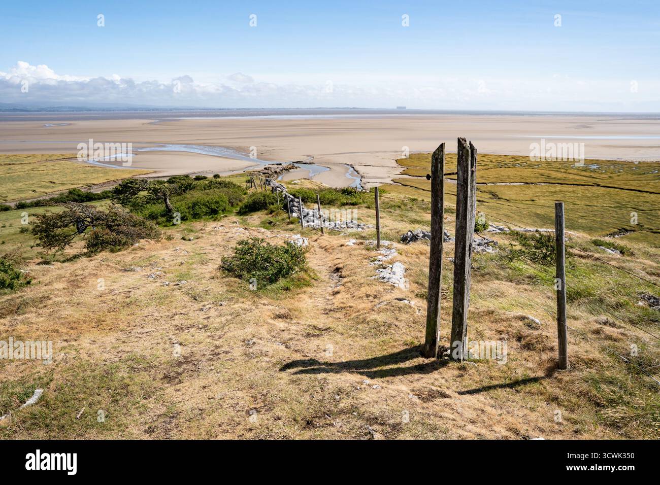 Hölzerne Zaunpfähle mit Blick auf die Morecambe Bay vom Aussichtspunkt Humphrey Head auf den Klippen Stockfoto