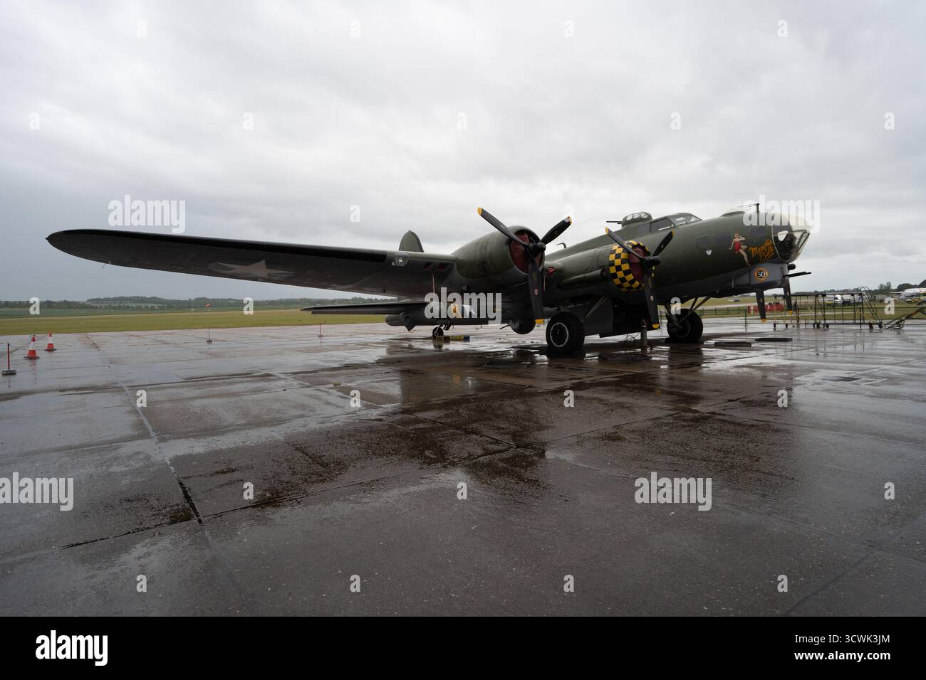 Boeing B-17 Flying Fortress Bomberflugzeug auf nassem Asphalt auf dem Duxford Flugplatz Stockfoto