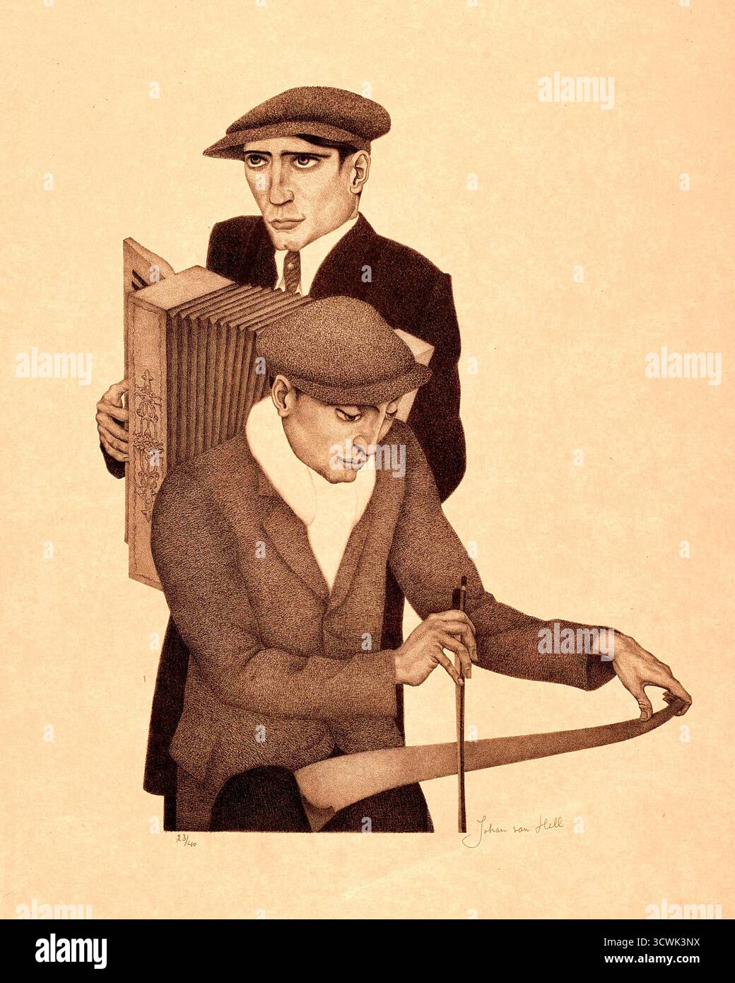 Johan van Hell - Singing Saw - das Bild zeigt zwei Männer, die Musik spielen. Ein Mann, der eine flache Mütze und eine Jacke trägt, sitzt und spielt eine Musicalsäge mit einer Schleife. Hinter ihm steht ein anderer Mann, ebenfalls in flacher Kappe und Anzug, und spielt Akkordeon. Dieses Stück spiegelt zusammen mit anderen Straßenmusikern Van Hells Interesse am Leben der gewöhnlichen Menschen wider. Lthografie des niederländischen Künstlers Johan van Hell zwischen 1899 und 1938. Van Hell war ein engagierter Sozialist und Musiker, der in seinen Kunstwerken oft Szenen aus dem Alltag der Arbeiterklasse, darunter Straßenmusiker, darstellte. Stockfoto