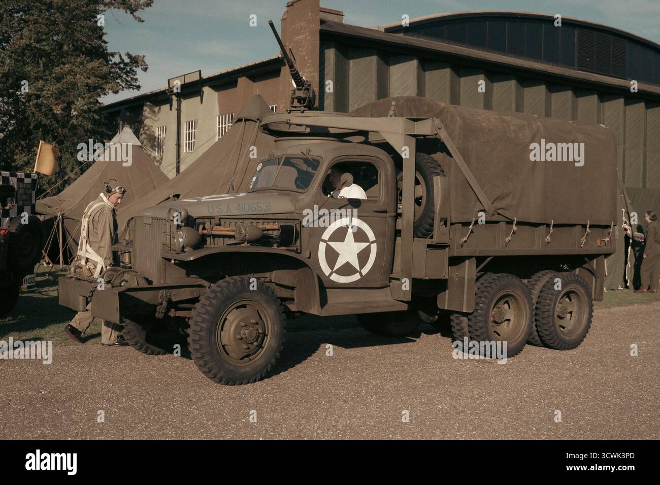 Amerikanischer Militärwagen aus dem Zweiten Weltkrieg mit Sternenabzeichen auf dem historischen Flugplatz Stockfoto