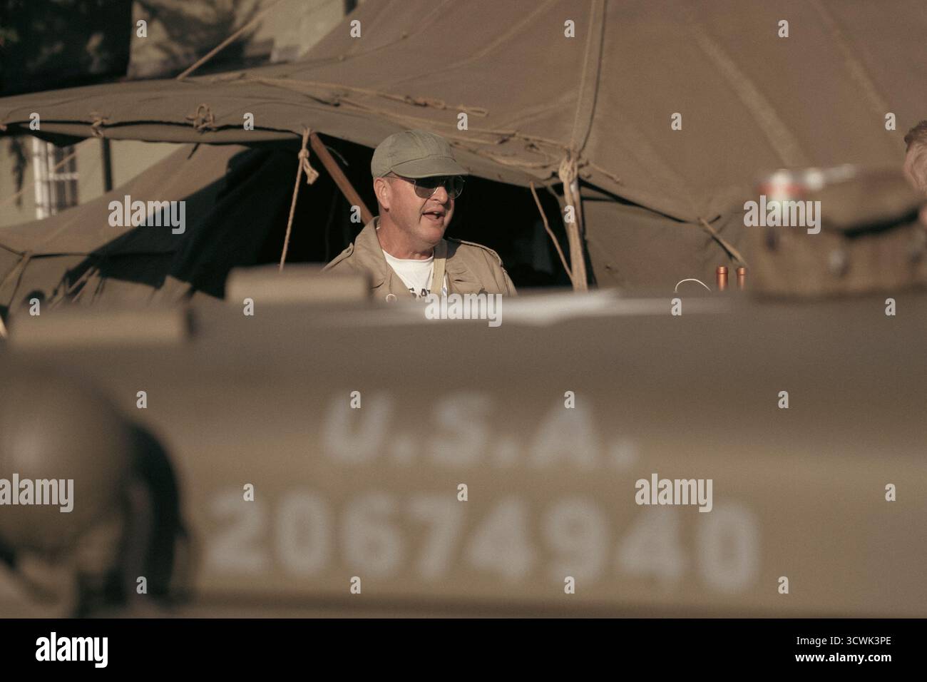Veteran Pilot im Cockpit eines historischen Militärflugzeugs im Luftfahrtmuseum Stockfoto