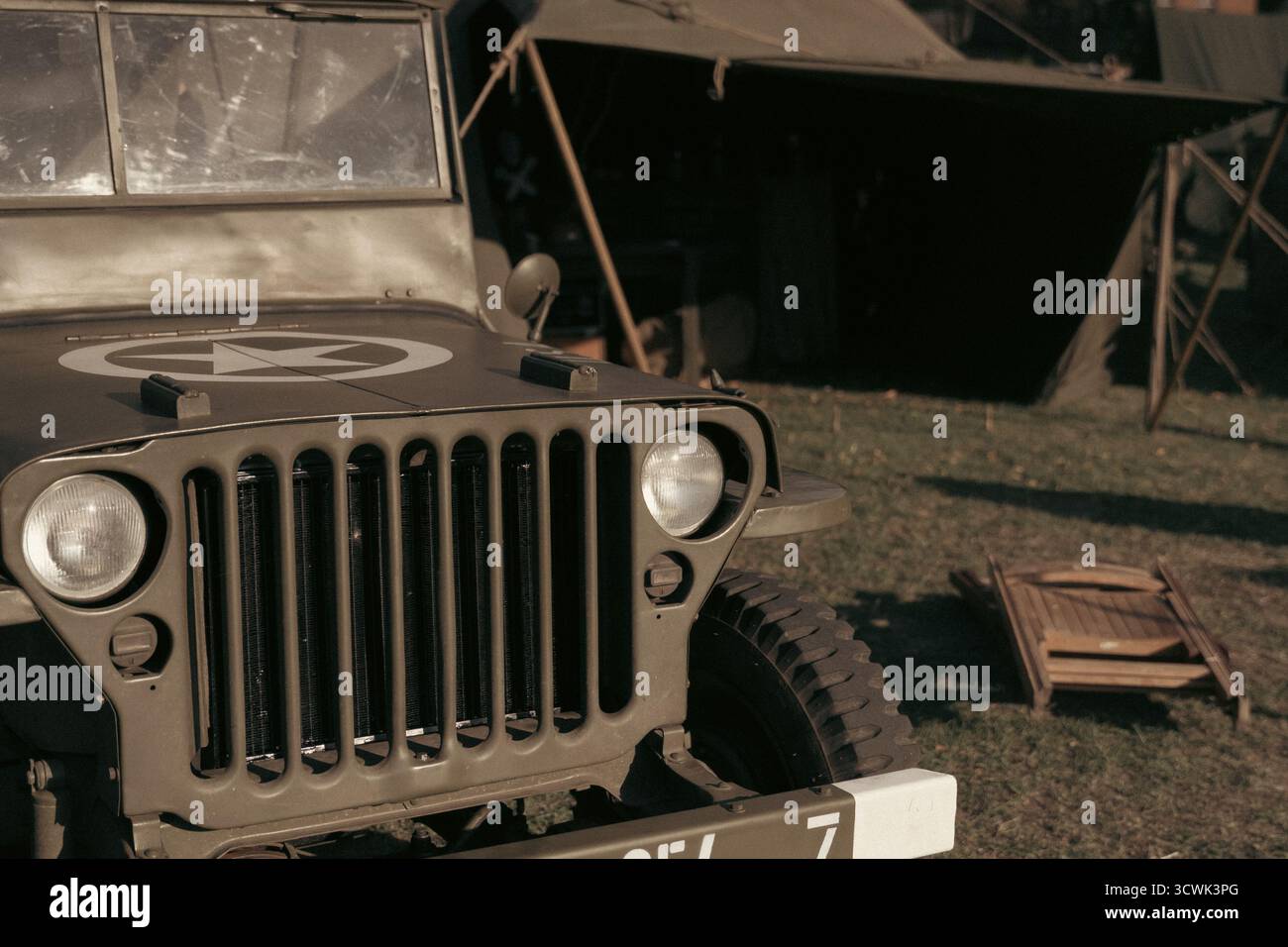 Klassischer amerikanischer Militärjeep, ausgestellt im historischen Luftfahrtmuseum Stockfoto