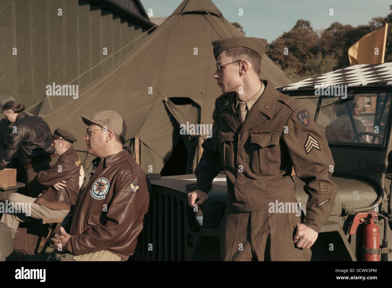 Zwei US-amerikanische Soldaten in zeitlicher Uniform bei der historischen Nachstellung Stockfoto