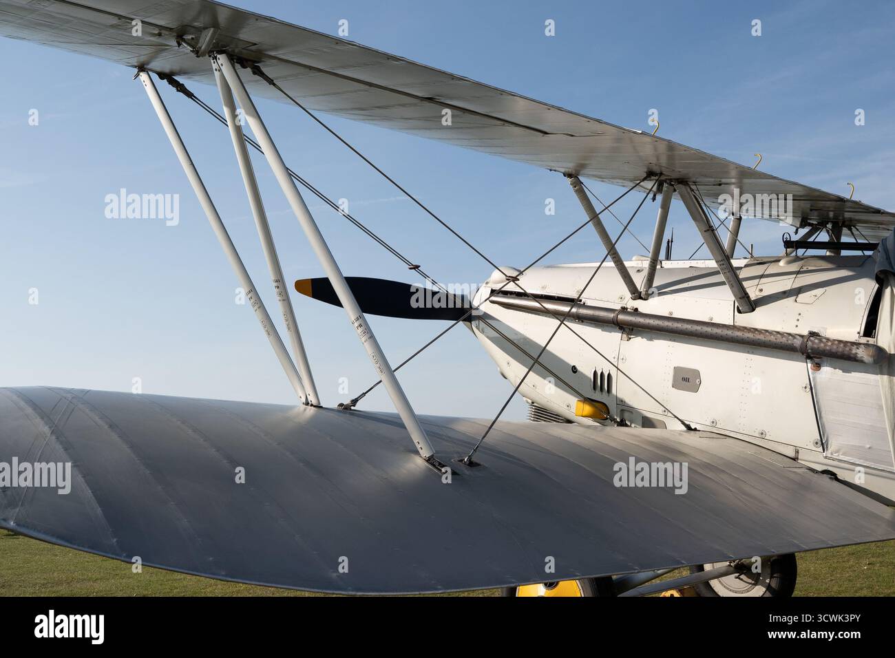 Vintage-Doppeldeckerflugzeug mit Flügelstreben und Propeller im Luftfahrtmuseum Stockfoto