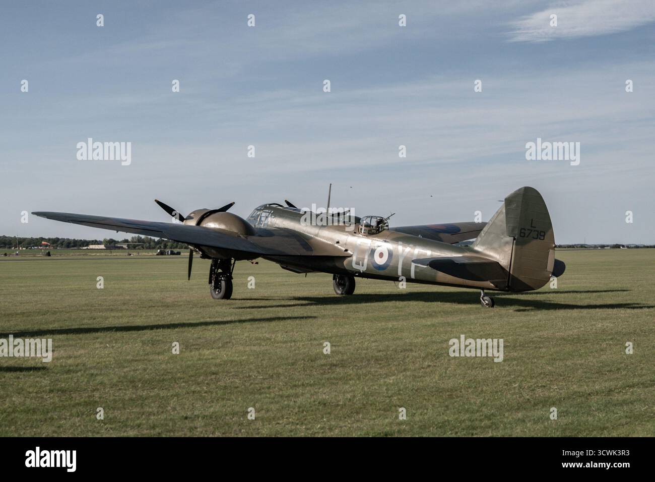 Historische RAF Mosquito Jagdbomber auf dem Grasflugplatz in Duxford Stockfoto Historische RAF Mosquito Jagdbomber auf dem Grasflugplatz in Duxford Stockfoto