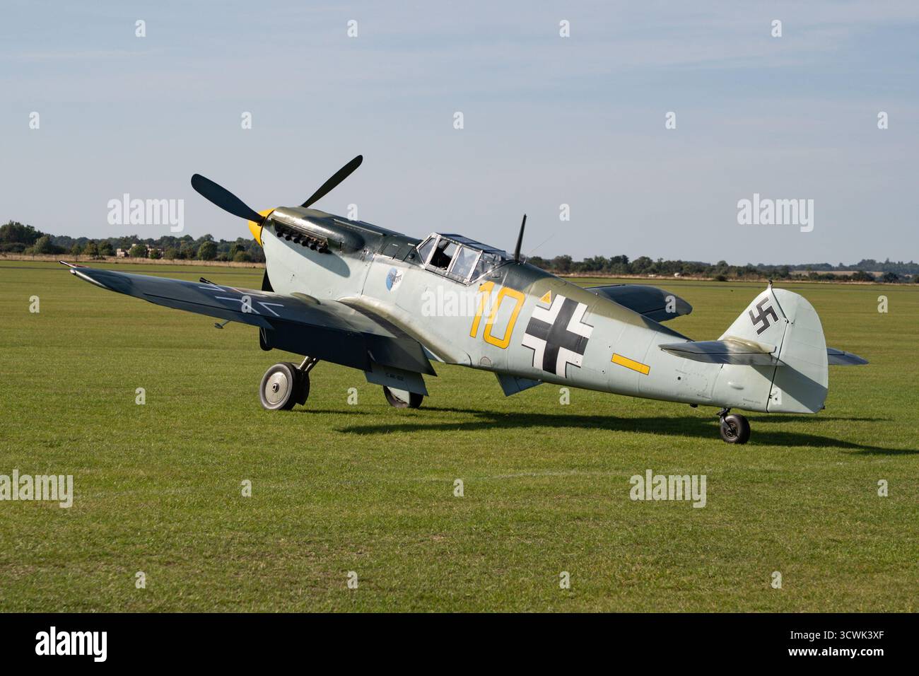 Das historische deutsche Jagdflugzeug Messerschmitt Bf 109 auf dem Flugplatz Duxford Stockfoto