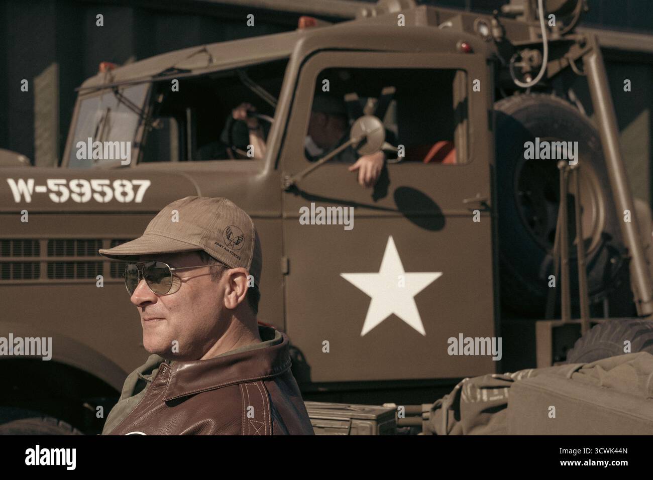 Vintage-Militärfahrer im historischen Luftfahrzeugmuseum Stockfoto