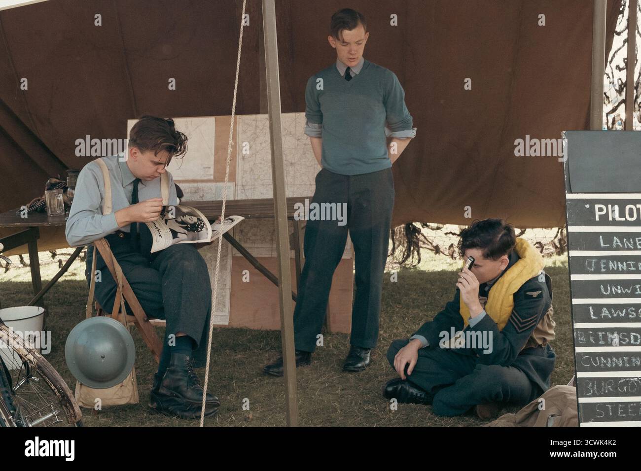 RAF-Personal in periodengerechter Luftfahrtanzeige Stockfoto