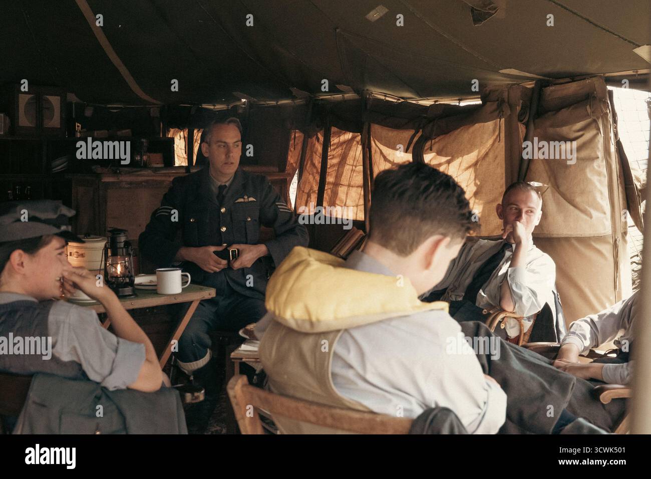 RAF-Offiziere im Kriegszelt während des Zweiten Weltkriegs in Duxford Stockfoto