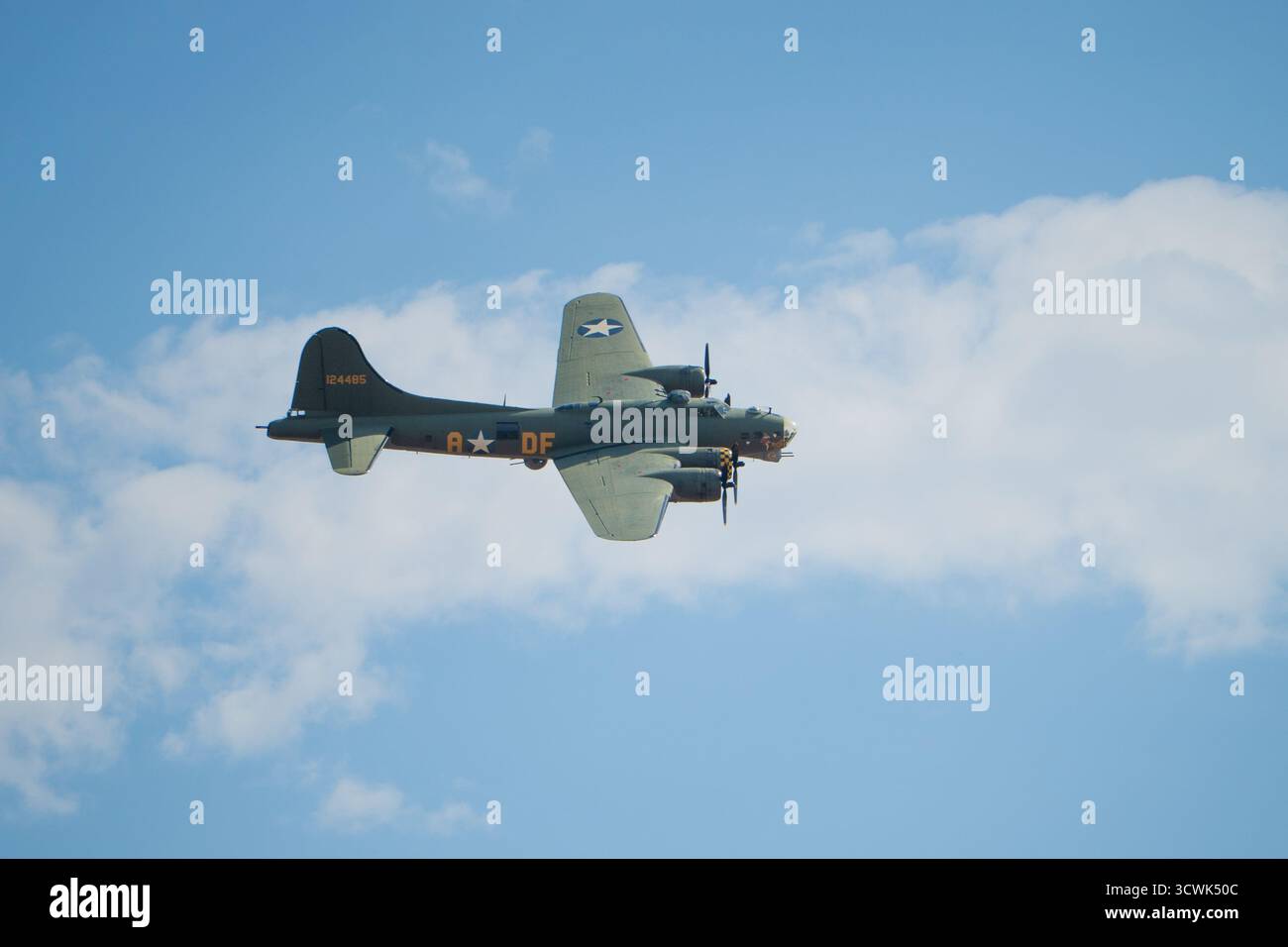 B-25 Mitchell Bomberflugzeug, das gegen blauen Himmel mit weißen Wolken bei Duxford fliegt Stockfoto