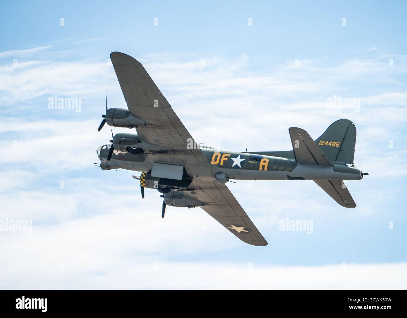 B-17 Fliegendes Festung Bomberflugzeug im Flug gegen bewölkten Himmel bei Duxford Stockfoto