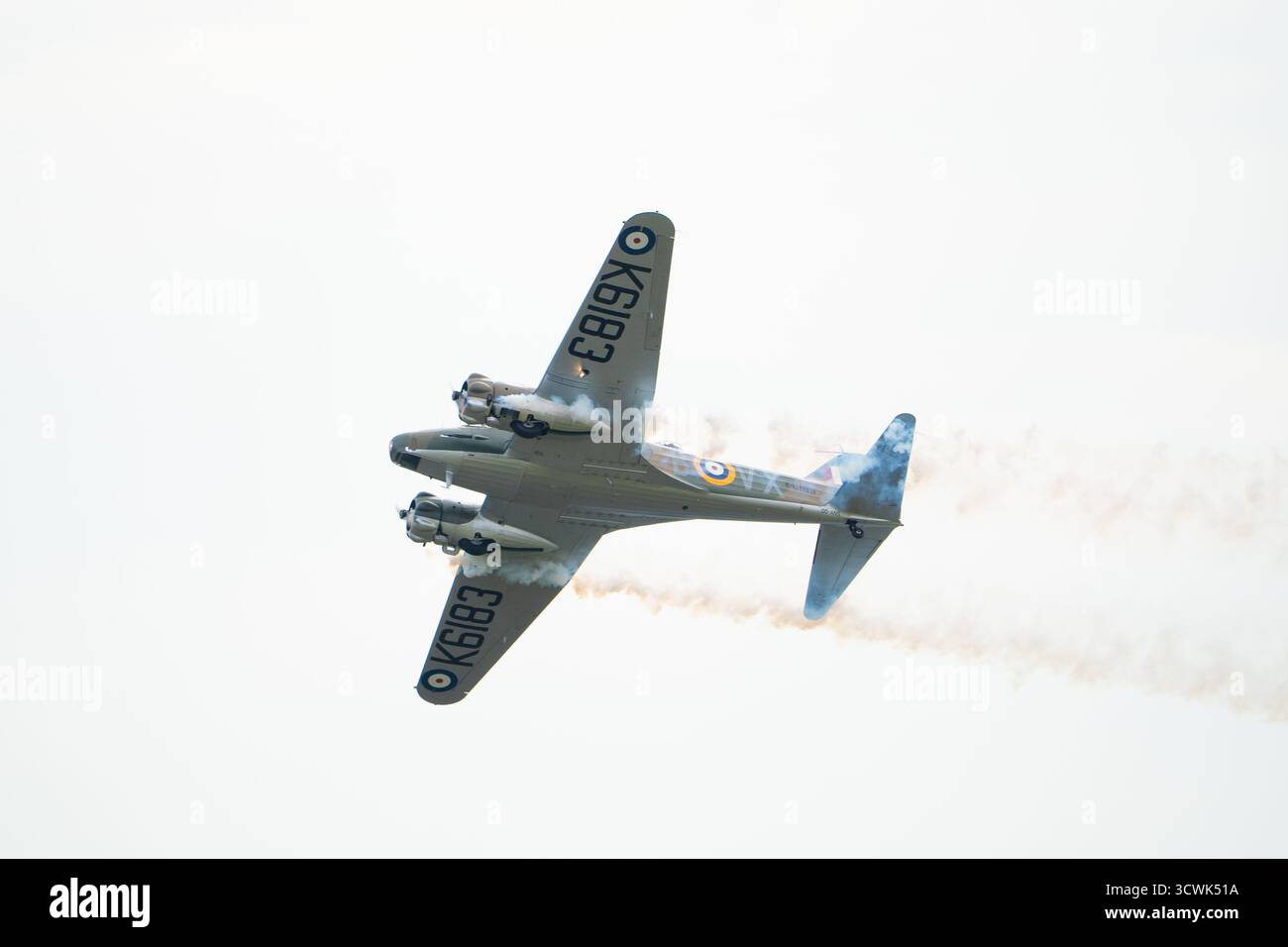 Historisches zweimotoriges RAF-Flugzeug im Flug mit RAF-Roundels und Tarnlackierung Stockfoto